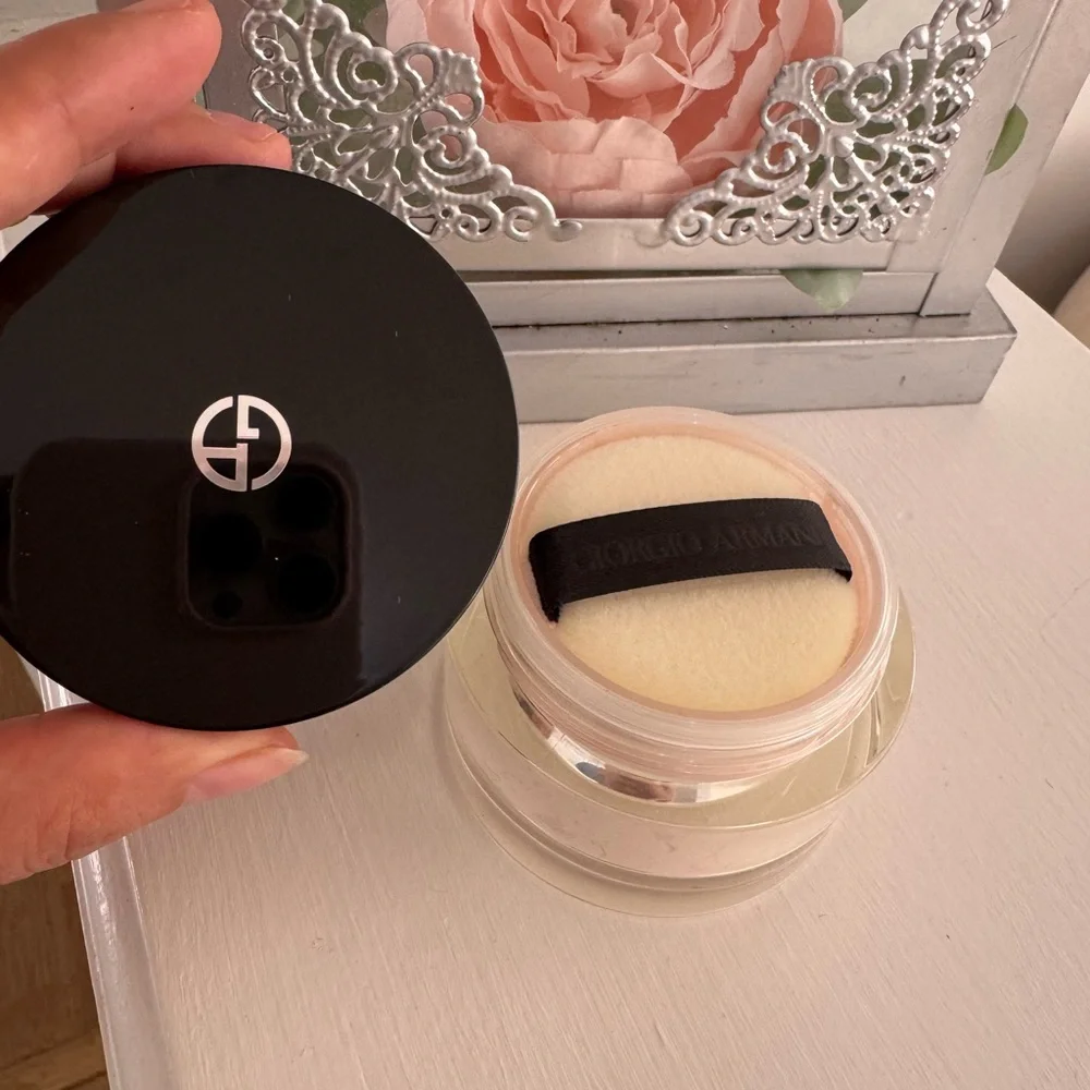Giorgio Armani Loose Setting Powder in Soft Pink with Black Cap